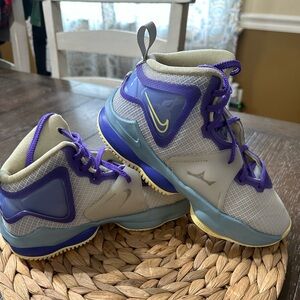 Size 2.5Y Kyrie Nike basketball shoes- like new condition